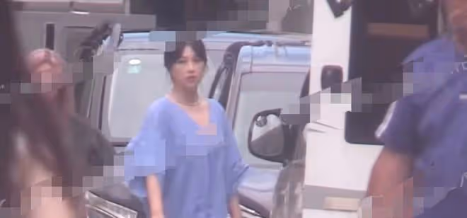 女神變大媽?朱珠產女10個月後身材仍未恢復,肩寬體胖媽媽臀搶眼