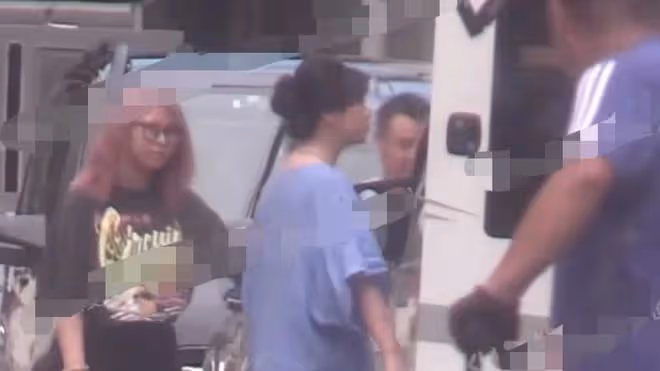 女神變大媽?朱珠產女10個月後身材仍未恢復,肩寬體胖媽媽臀搶眼