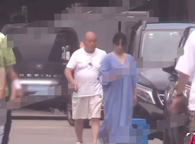女神變大媽?朱珠產女10個月後身材仍未恢復,肩寬體胖媽媽臀搶眼