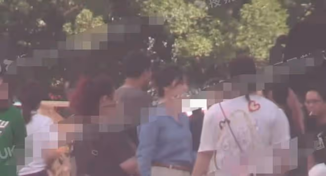 女神變大媽?朱珠產女10個月後身材仍未恢復,肩寬體胖媽媽臀搶眼