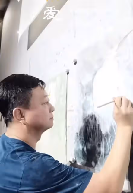 58歲朱軍狀態回春!豪宅內畫畫作品掛滿牆,送妻子12朵紅玫瑰示愛
