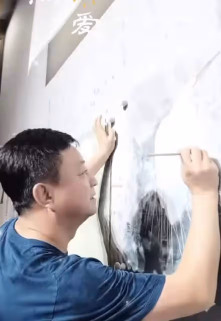 58歲朱軍狀態回春!豪宅內畫畫作品掛滿牆,送妻子12朵紅玫瑰示愛