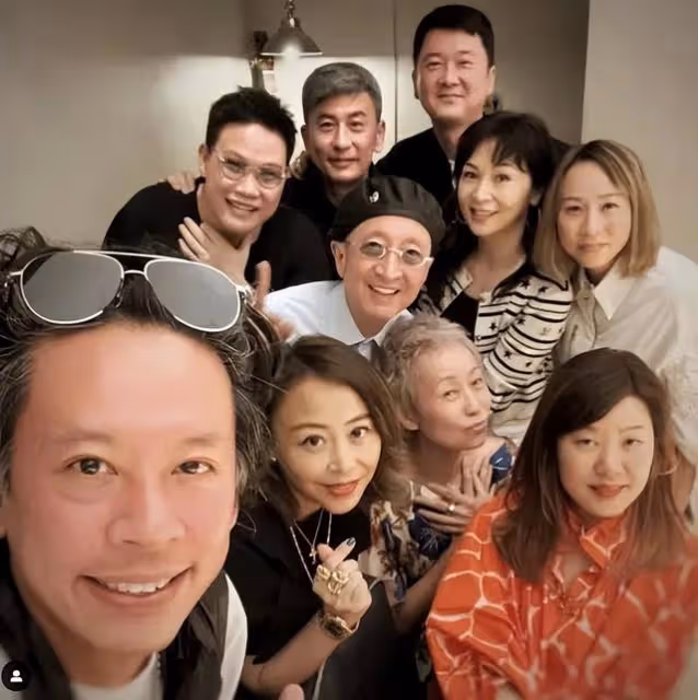 59歲葉童現身友人聚會!嘟嘴賣萌放飛自我,著裝品味被嘲變鄉村風