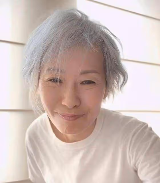 59歲葉童現身友人聚會!嘟嘴賣萌放飛自我,著裝品味被嘲變鄉村風