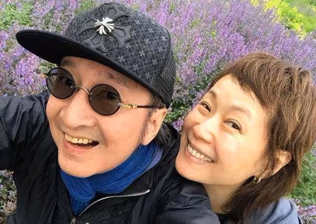 59歲葉童現身友人聚會!嘟嘴賣萌放飛自我,著裝品味被嘲變鄉村風