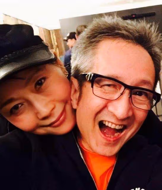 59歲葉童現身友人聚會!嘟嘴賣萌放飛自我,著裝品味被嘲變鄉村風