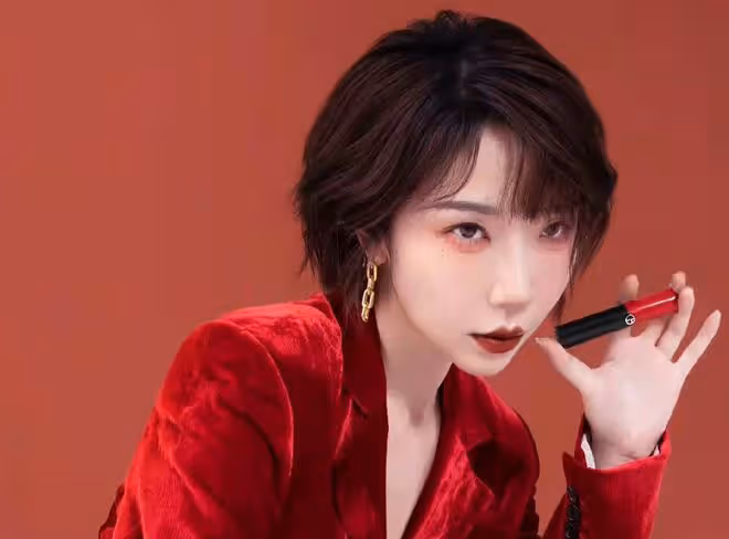 浪姐3女星抽菸惹爭議,站路邊吞雲吐霧似煙槍,一根接一根太熟練