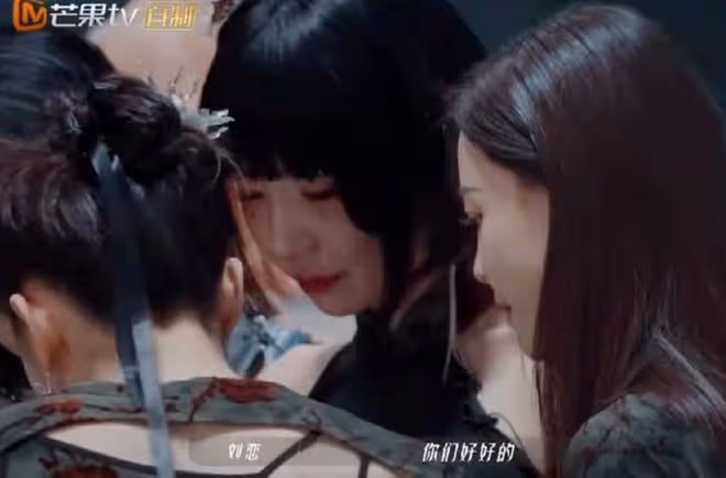 浪姐3女星抽菸惹爭議,站路邊吞雲吐霧似煙槍,一根接一根太熟練