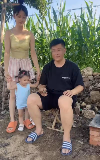 謝永強在農村居住熬湯藥!愛妻懷抱幼女苦站一旁,穿著大膽惹爭議