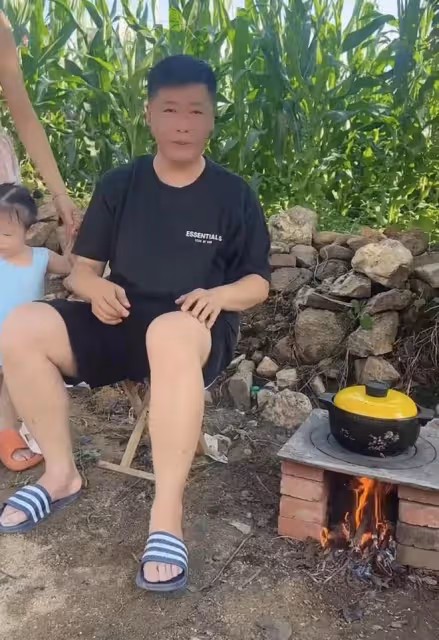 謝永強在農村居住熬湯藥!愛妻懷抱幼女苦站一旁,穿著大膽惹爭議