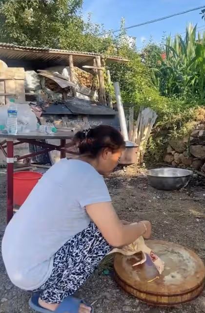 謝永強在農村居住熬湯藥!愛妻懷抱幼女苦站一旁,穿著大膽惹爭議