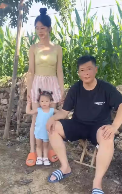 謝永強在農村居住熬湯藥!愛妻懷抱幼女苦站一旁,穿著大膽惹爭議
