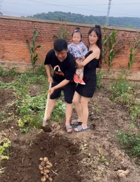 謝永強在農村居住熬湯藥!愛妻懷抱幼女苦站一旁,穿著大膽惹爭議