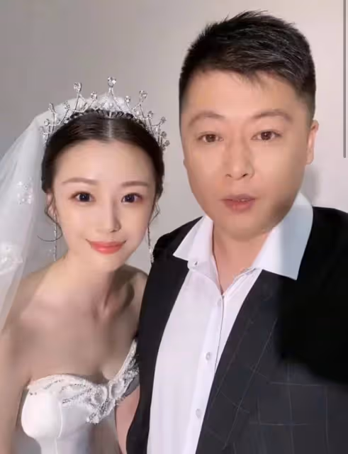 謝永強在農村居住熬湯藥!愛妻懷抱幼女苦站一旁,穿著大膽惹爭議