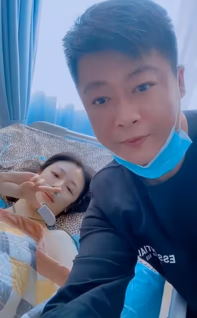謝永強在農村居住熬湯藥!愛妻懷抱幼女苦站一旁,穿著大膽惹爭議