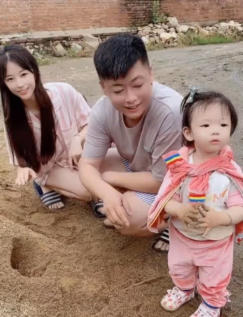 謝永強在農村居住熬湯藥!愛妻懷抱幼女苦站一旁,穿著大膽惹爭議