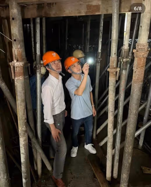 47歲林志穎和學霸三弟下工地，戴安全帽認真勘察，皮膚白凈不顯老