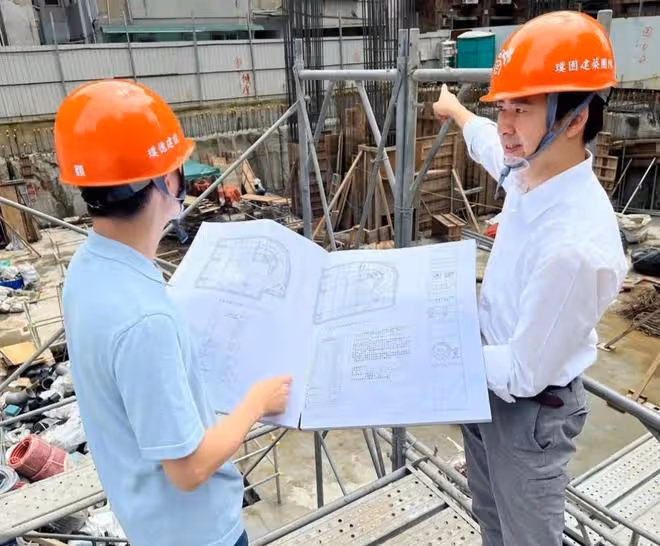 47歲林志穎和學霸三弟下工地，戴安全帽認真勘察，皮膚白凈不顯老