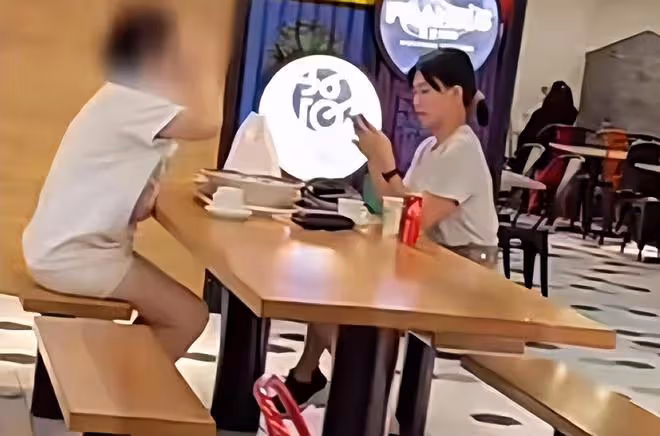孫燕姿攜子跑步被偶遇!穿背心短褲身材好,9歲愛子身高直逼媽媽