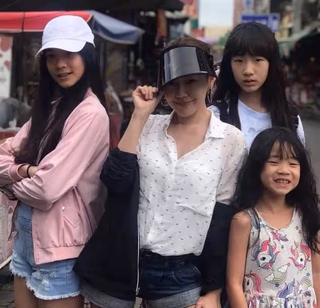 小S深夜曬自拍照,意外曝光家居內景,物品雜亂不堪,被網友吐槽:豪宅太水!