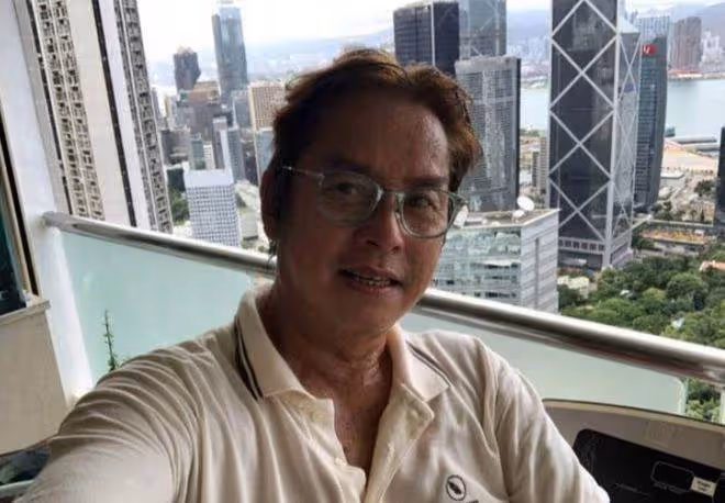 71歲譚詠麟香港豪宅曝光!四周高樓林立,樓頂天台大到能開派對, 身後巨大南瓜搶鏡:別有巨星風范