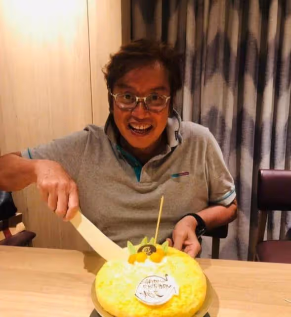 71歲譚詠麟香港豪宅曝光!四周高樓林立,樓頂天台大到能開派對, 身後巨大南瓜搶鏡:別有巨星風范