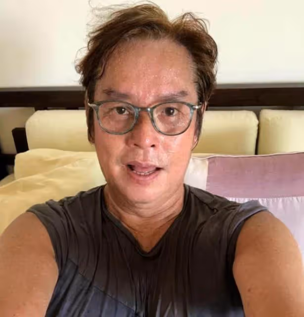 71歲譚詠麟香港豪宅曝光!四周高樓林立,樓頂天台大到能開派對, 身後巨大南瓜搶鏡:別有巨星風范