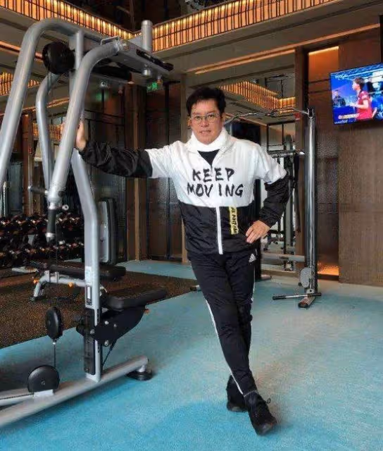 71歲譚詠麟香港豪宅曝光!四周高樓林立,樓頂天台大到能開派對, 身後巨大南瓜搶鏡:別有巨星風范