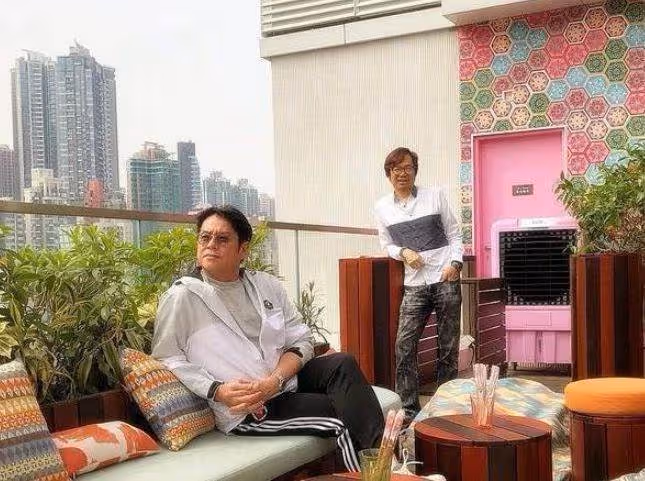 71歲譚詠麟香港豪宅曝光!四周高樓林立,樓頂天台大到能開派對, 身後巨大南瓜搶鏡:別有巨星風范