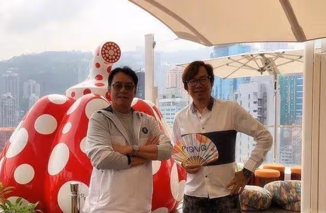71歲譚詠麟香港豪宅曝光!四周高樓林立,樓頂天台大到能開派對, 身後巨大南瓜搶鏡:別有巨星風范