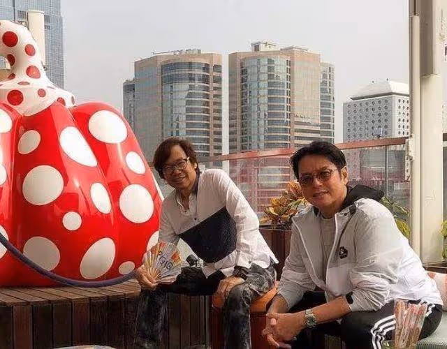 71歲譚詠麟香港豪宅曝光!四周高樓林立,樓頂天台大到能開派對, 身後巨大南瓜搶鏡:別有巨星風范