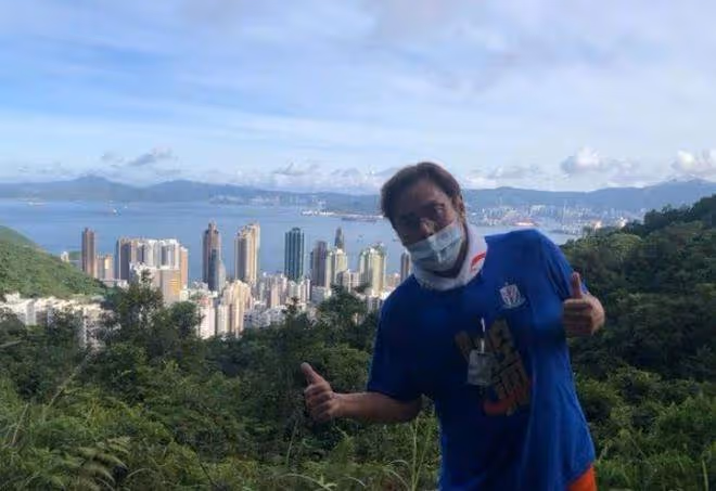 71歲譚詠麟香港豪宅曝光!四周高樓林立,樓頂天台大到能開派對, 身後巨大南瓜搶鏡:別有巨星風范