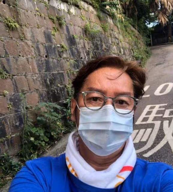71歲譚詠麟香港豪宅曝光!四周高樓林立,樓頂天台大到能開派對, 身後巨大南瓜搶鏡:別有巨星風范