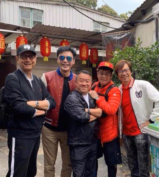 71歲譚詠麟香港豪宅曝光!四周高樓林立,樓頂天台大到能開派對, 身後巨大南瓜搶鏡:別有巨星風范