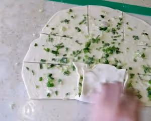 迄今為止最好吃最簡單的一款麵食：（面點小白也不會失手的）蔥花千層餅