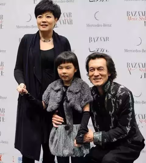 顏值最低星二代「塌鼻小眼不像爸媽」狂被嫌!長大神逆襲「長腿空靈系才女」網看呆:女大18變
