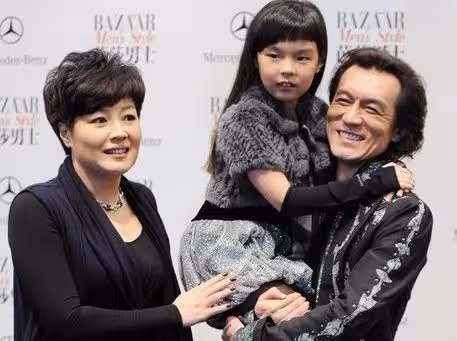 顏值最低星二代「塌鼻小眼不像爸媽」狂被嫌!長大神逆襲「長腿空靈系才女」網看呆:女大18變