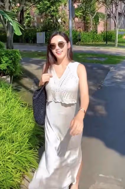 秋瓷炫穿白裙逛超市,身材豐腴氣質好,跟於曉光在新加坡度假