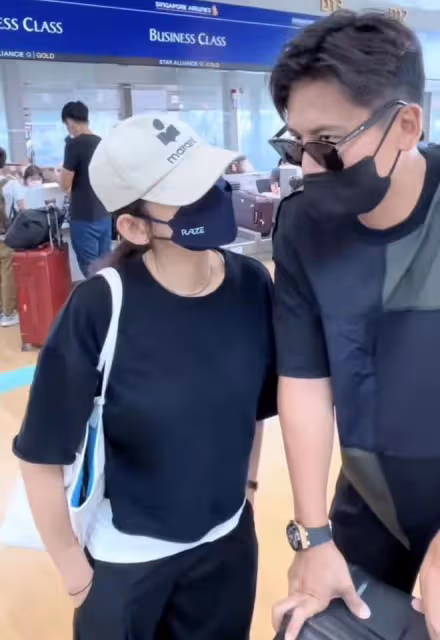 秋瓷炫穿白裙逛超市，身材豐腴氣質好，跟於曉光在新加坡度假