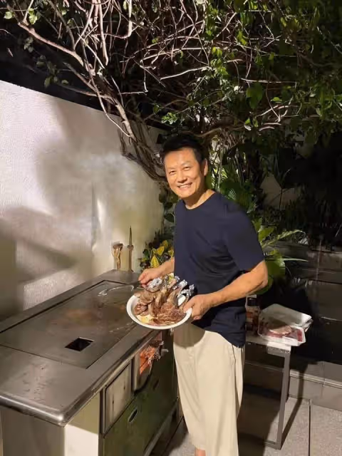 對老婆輸得起!徐乃麟無怨言「搭機通勤加拿大10年」奔波見妻小「30年堅持不換包」理由超甜蜜,網友直呼「模範夫妻」