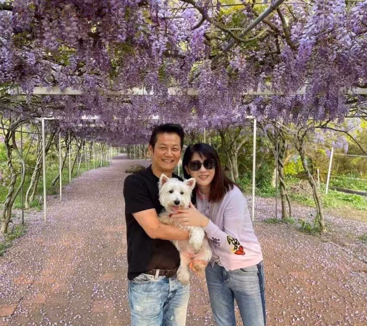 對老婆輸得起!徐乃麟無怨言「搭機通勤加拿大10年」奔波見妻小「30年堅持不換包」理由超甜蜜,網友直呼「模範夫妻」