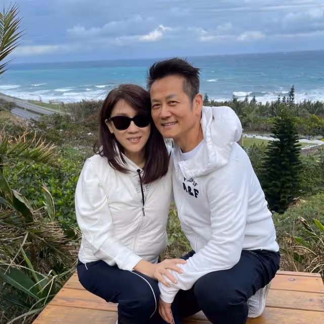 對老婆輸得起!徐乃麟無怨言「搭機通勤加拿大10年」奔波見妻小「30年堅持不換包」理由超甜蜜,網友直呼「模範夫妻」