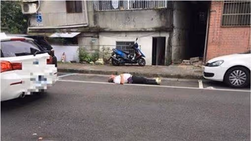 根本太自私「車子直接停進別人家裡」自己爽去臺北玩,女屋主「拉鐵門鎖車」以牙還牙霸氣留紙條:等我回國再說!!