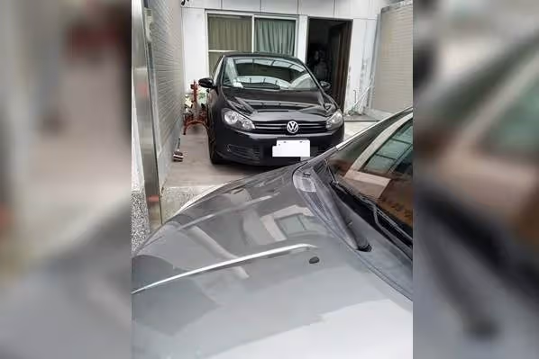 根本太自私「車子直接停進別人家裡」自己爽去臺北玩,女屋主「拉鐵門鎖車」以牙還牙霸氣留紙條:等我回國再說!!
