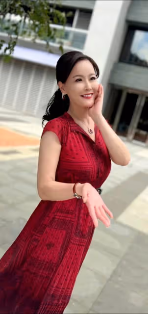 從小被笑沒娘!51歲女星和爸相依「7歲到工地搬磚頭養家」 靠自己轉運「買2500萬孝親房」憾父來不及享福!