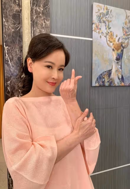 從小被笑沒娘!51歲女星和爸相依「7歲到工地搬磚頭養家」 靠自己轉運「買2500萬孝親房」憾父來不及享福!