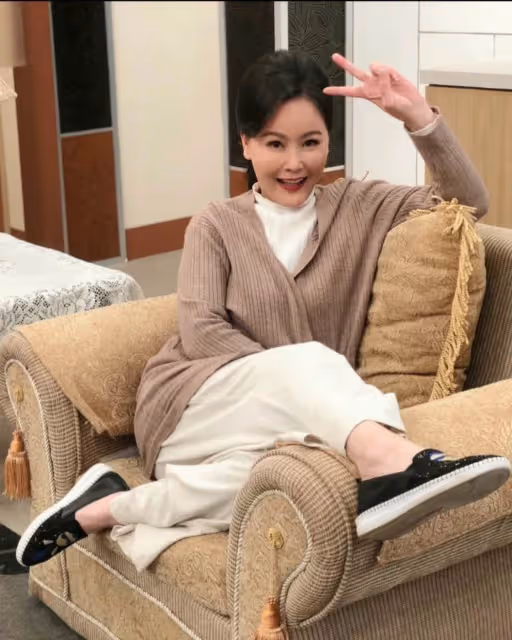 從小被笑沒娘!51歲女星和爸相依「7歲到工地搬磚頭養家」 靠自己轉運「買2500萬孝親房」憾父來不及享福!