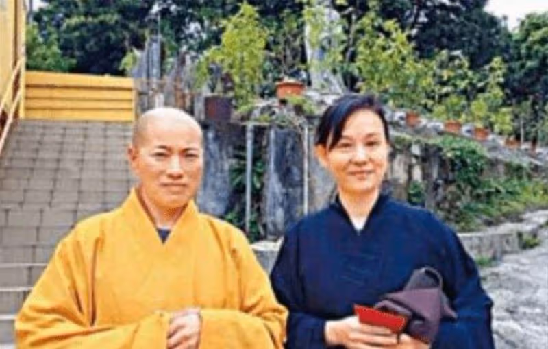 「女住持住1.4億別墅」開豪車,「2嫁和尚」僧袍裡穿黑絲,出家只爲斂財「名牌包包」裝九大衣櫃「修心禮佛全是假」