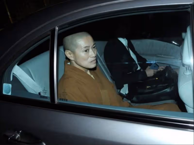 「女住持住1.4億別墅」開豪車,「2嫁和尚」僧袍裡穿黑絲,出家只爲斂財「名牌包包」裝九大衣櫃「修心禮佛全是假」