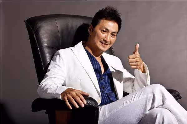 62歲「展昭」何家勁:息影8年在惠州進廠,少年時父母離異,靠打零工掙學費,至今未娶:早已看淡緣分